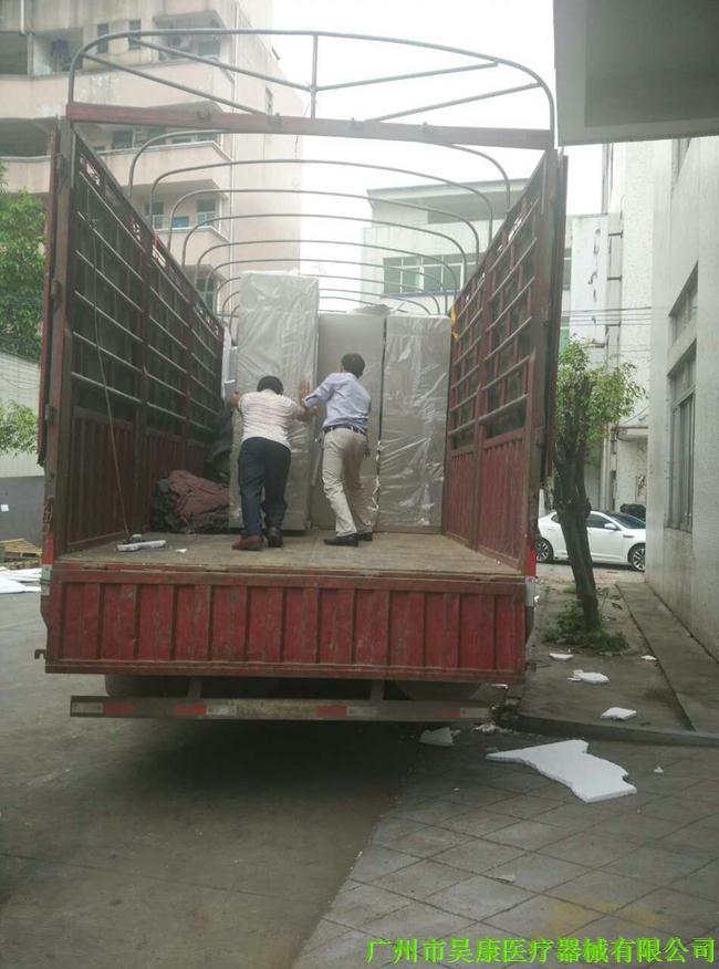 发往广西北海的医械产品装车